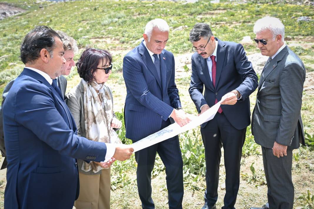 Bakan Ersoy 'Terörsüz Türkiye'de Hakkari'ye çıkarma yaptı! 2